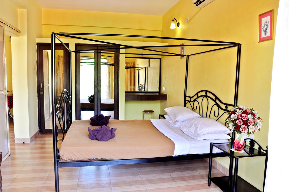 Marina Bay Beach Resort Candolim Esterno foto