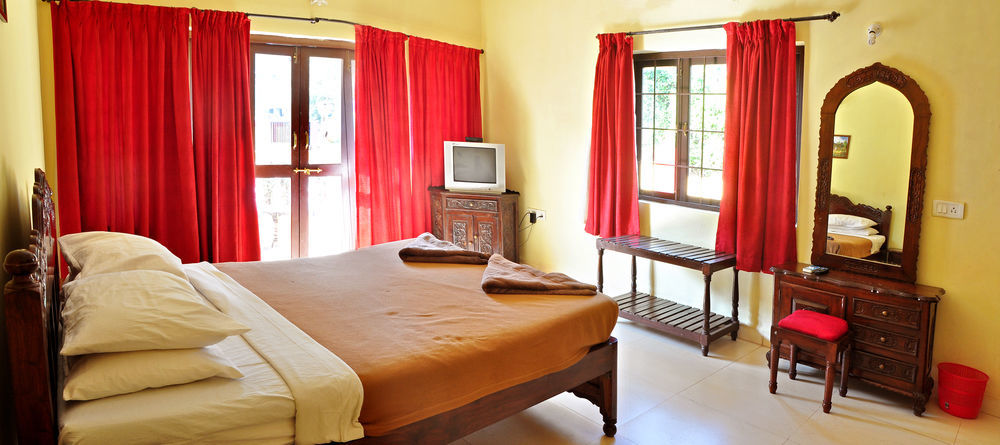 Marina Bay Beach Resort Candolim Esterno foto
