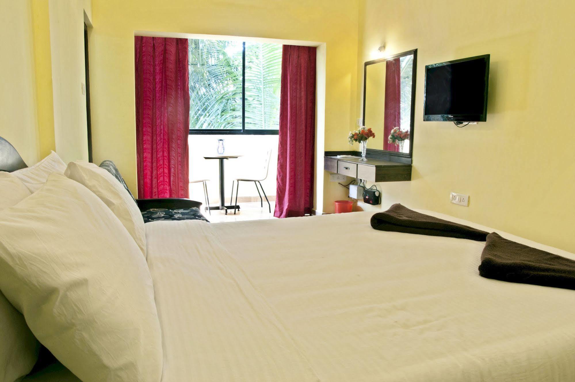 Marina Bay Beach Resort Candolim Esterno foto