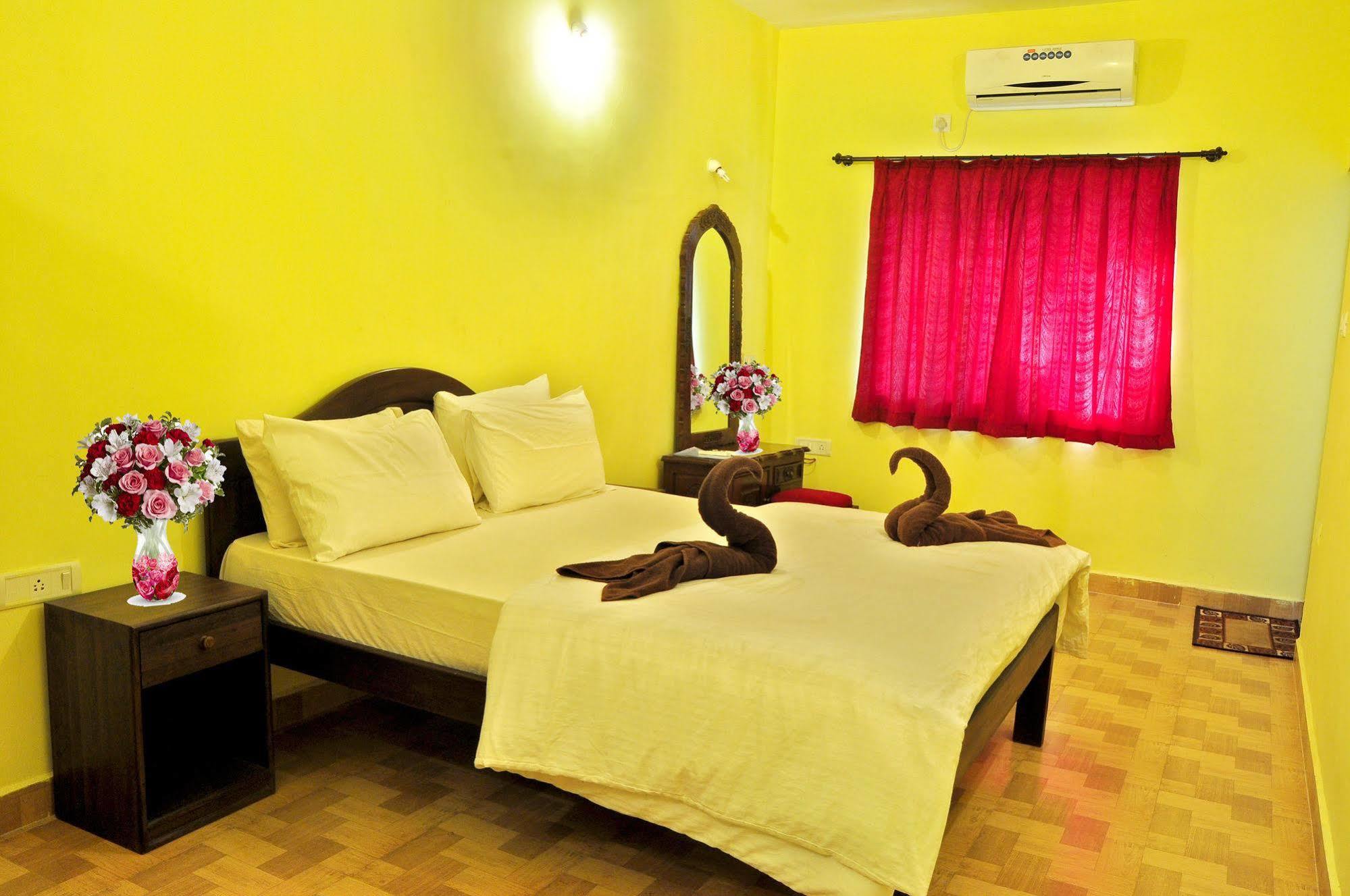 Marina Bay Beach Resort Candolim Esterno foto