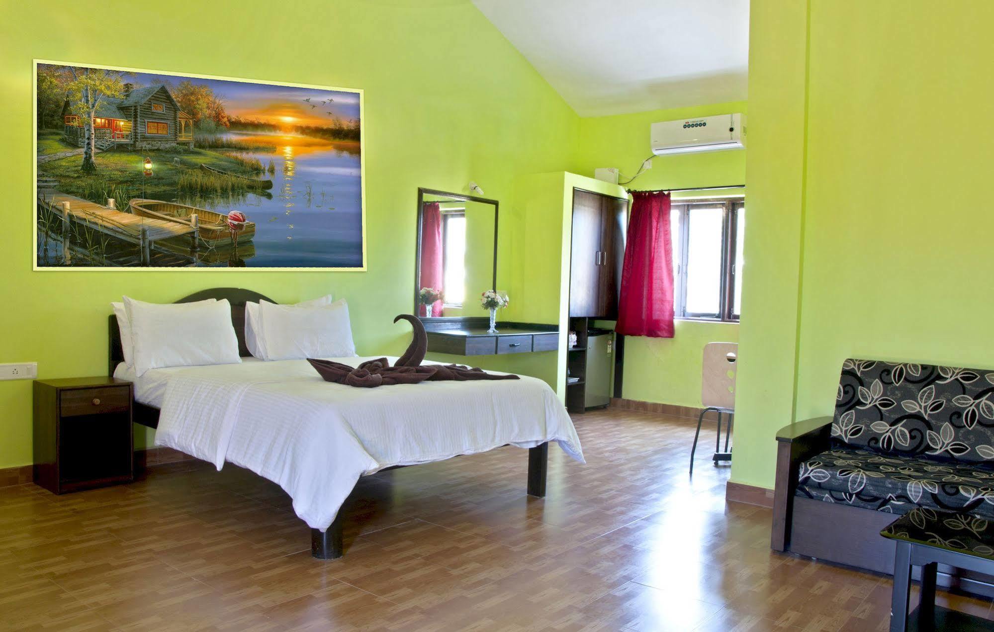 Marina Bay Beach Resort Candolim Esterno foto